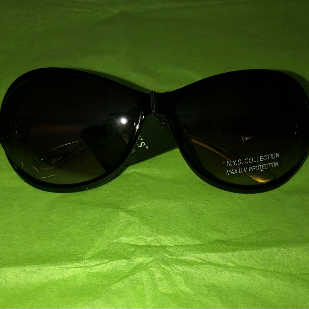 *** NEW *** Oval Sunglasses- Green